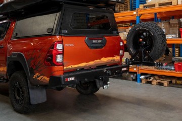 Haal de tekst op de achterkant van de auto weg